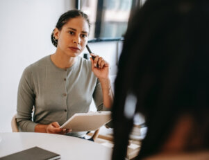 O psicólogo jurídico pode atuar em várias áreas.