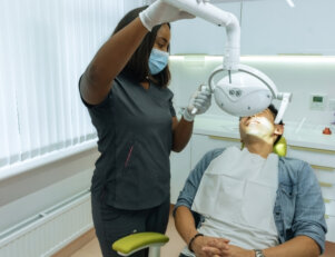 Existem vários fatores que vão determinar quanto ganha um dentista com consultório próprio.