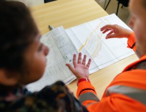 Engenheiros conversando sobre um projeto.