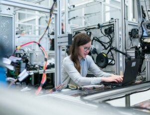 quanto ganha engenheiro de produção junior-pexels-thisisengineering-3862632