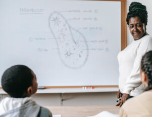 Professora com formação em licenciatura dando aula para seus alunos