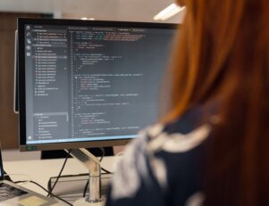 areas desenvolvimento front-end e back-end-Foto de ThisIsEngineering no Pexels