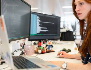 front-end-back-en-diferenças-Foto de ThisIsEngineering no Pexels