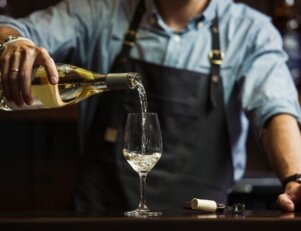 Qual a relação entre o gastrólogo e o sommelier?