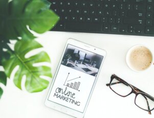 tablet sobre a mesa com a frase online marketing jornalismo e marketing digital