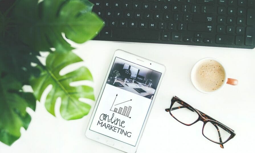 tablet sobre a mesa com a frase online marketing jornalismo e marketing digital