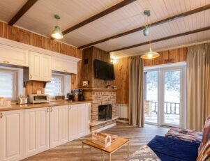 cozinha em cores branca e madeira projetada por designer de interiores