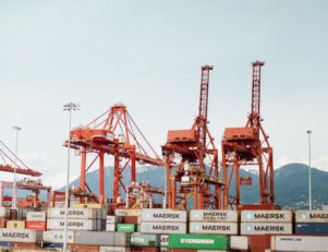 Porto com vários containers