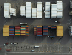 Vista de cima de vários containers coloridos