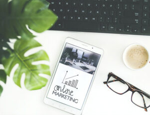 tablet sobre a mesa com a frase online marketing jornalismo e marketing digital