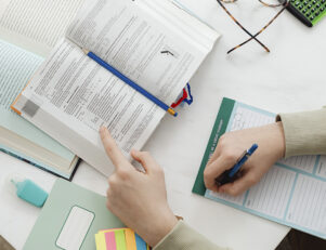 aluno estudando matéria da grade curricular do tecnólogo gestão financeira.