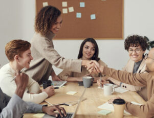 trabalhar com pessoas, Habilidades com números é essencial para os dois