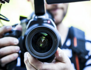 Pessoa segurando uma câmera fotográfica