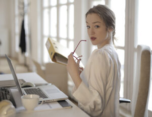 preço - CST em Secretariado - Foto de Andrea Piacquadio no Pexels