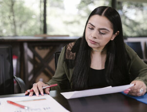 Montar um bom currículo é essencial para conseguir o primeiro estágio em design