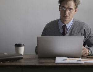 profissional processos gerenciais - Foto de Andrea Piacquadio no Pexels