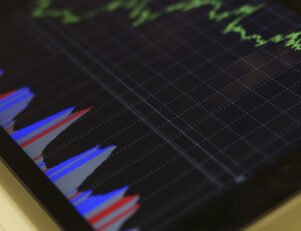 Tablet mostrando um gráfico do mercado financeiro