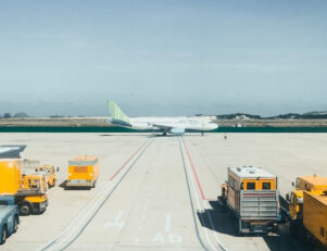 Vista da área de embarque e desembarque de cargas de um aeroporto