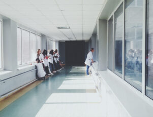 Corredor de um hospital com 5 pessoas o que faz o profissional de Gestão Hospitalar