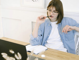 Imagem representa o que o curso de artes visuais proporciona ao estudante.