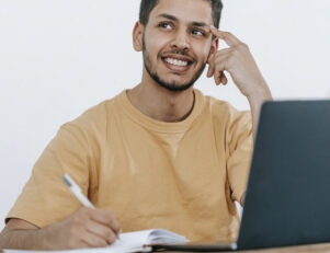 estudante curso de engenharia de controle e automação - Foto de Michael Burrows no Pexels