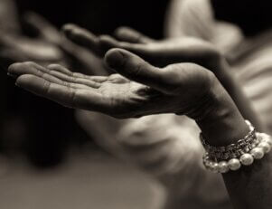 Conheça as matérias de Teologia, uma graduação voltada a compreender a relação do ser humano com a fé por meio da Filosofia, Antropologia e Sociologia